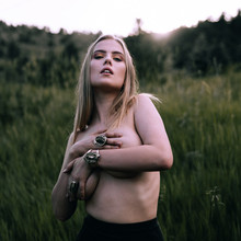  Nude