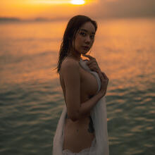  Nude