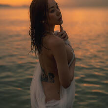  Nude