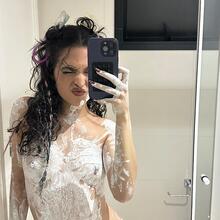  Nude