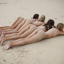  Nude
