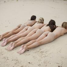  Nude