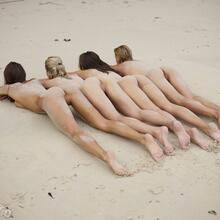  Nude