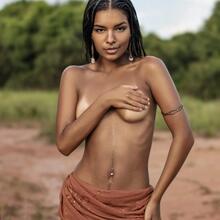  Nude