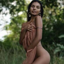  Nude