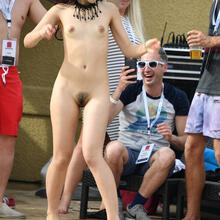  Nude