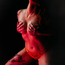 Nude