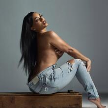  Nude