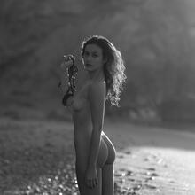  Nude