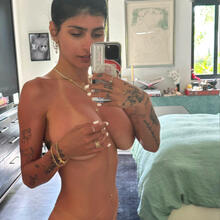  Nude