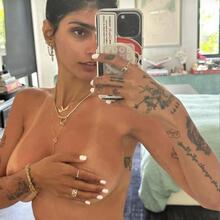  Nude