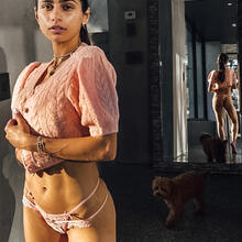  Nude