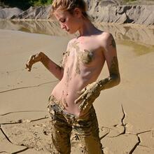  Nude