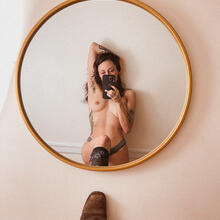  Nude