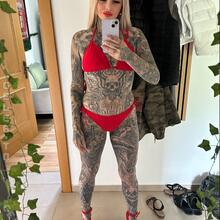  Nude