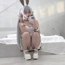  Nude