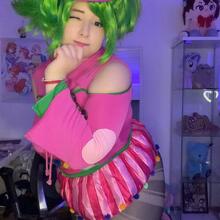  Nude