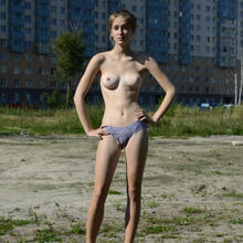  Nude