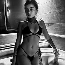  Nude