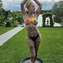  Nude
