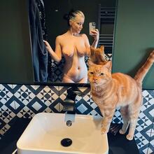  Nude