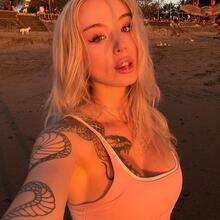  Nude