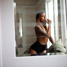  Nude