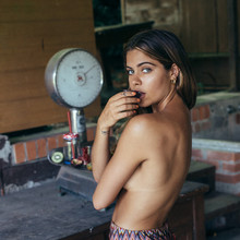  Nude