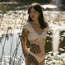  Nude