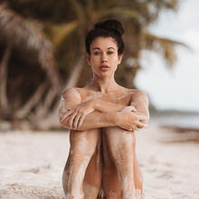  Nude