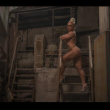  Nude