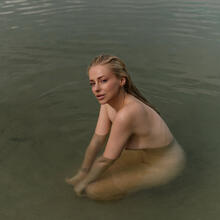  Nude