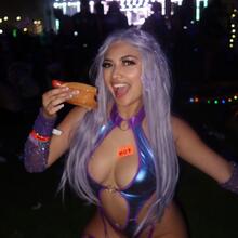  Nude