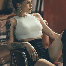  Nude