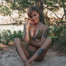  Nude
