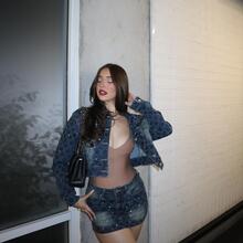  Nude