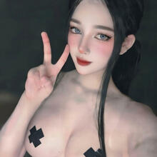  Nude