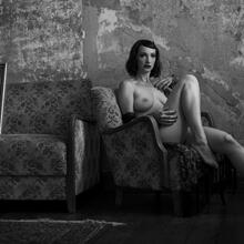  Nude