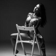 Nude