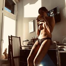 Nude