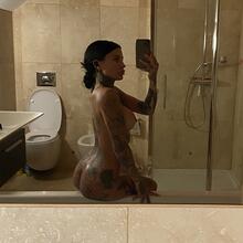  Nude
