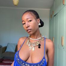 Nude