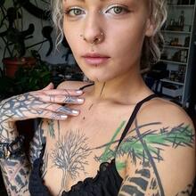  Nude