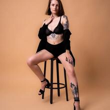  Nude
