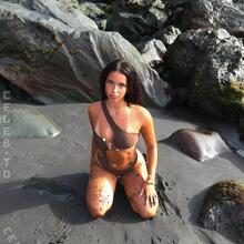  Nude