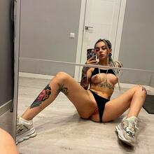  Nude