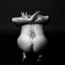  Nude