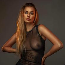  Nude