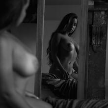  Nude