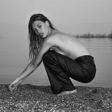  Nude